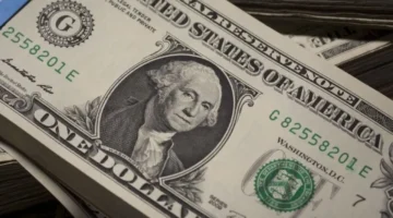 ارتفاع الدولار الأمريكي في الأسواق بعد تحرك جديد من الاحتياطي الفيدرالي